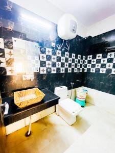新德里The Nizamuddin palace的一间带水槽和卫生间的浴室