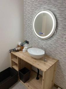 鸣门市AYA-Naruto的浴室设有水槽和墙上的镜子