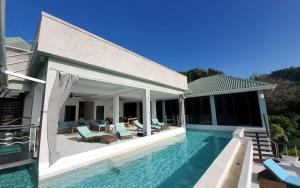 BequiaLux Villa w/ Stunning Panoramic Ocean Views的一座带游泳池和房子的别墅