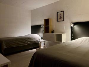 特隆赫姆Simple room的酒店客房设有两张床和一张桌子。