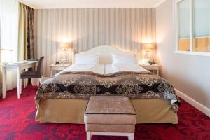 巴特贝德凯萨波塞夫罗曼蒂克酒店的酒店客房设有一张大床和一张书桌。