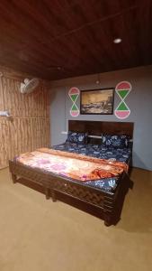 库夫里Chhawani Pro Trek & Camping的墙上挂着粉红色贴纸的一张大床