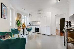 罗马Klioos Apartment Testaccio的厨房以及带桌椅的用餐室。