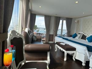 下龙湾Halong AQUAR CRUISE的配有一张床和一把椅子的酒店客房