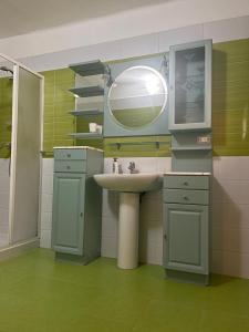 TrepuzziSalento b&b Trepuzzi的一间带水槽和镜子的浴室