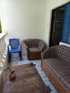 乌昆达Moha Airbnb Diani的客厅配有沙发、椅子和桌子