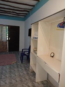 乌昆达Moha Airbnb Diani的配有双层床和椅子的房间