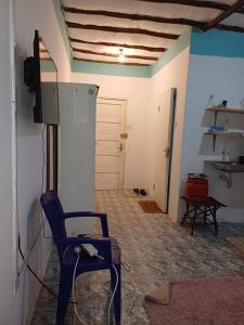 乌昆达Moha Airbnb Diani的一间设有蓝色椅子和门的房间