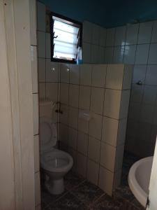 乌昆达Moha Airbnb Diani的一间带卫生间和窗户的浴室
