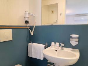 纳博讷纳博讷法斯特酒店的浴室设有白色水槽和镜子