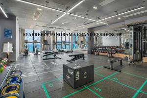 芽庄SeaBreeze Panorama Grand Residences的健身房,配有许多长椅和机器
