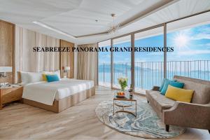芽庄SeaBreeze Panorama Grand Residences的酒店客房,配有床和沙发