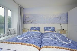 宾茨TRAUM FeWo Strandliebe mit Meerblick, 3 Schlafzimmer, 2 Bäder的一间卧室配有一张壁画床