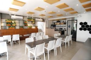 马里韦莱斯Casa Veles Hotel的用餐室配有桌子和白色椅子