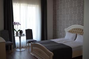 斯文托伊Floros simfonija Jūros的一间卧室设有一张床和一个窗口