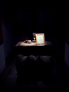 贝特默阿尔卑Boutique Hotel La Cabane的一张桌子,放在黑暗的房间,上面有笔记本电脑