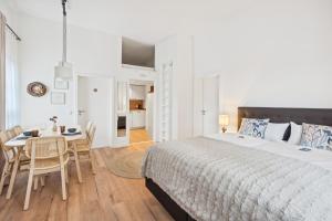 明登"Harmonie Hütte" warmherzig eingerichtetes und ruhig gelegenes Appartement!的卧室配有一张床和一张桌子及椅子