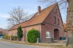 明登"Harmonie Hütte" warmherzig eingerichtetes und ruhig gelegenes Appartement!的一座褐色屋顶的旧砖砌建筑