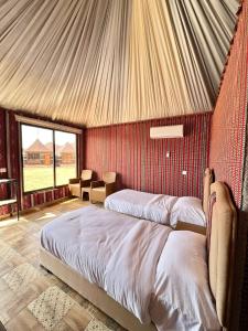 瓦迪拉姆Toleen Camp wadi rum的帐篷内一间卧室,配有一张床