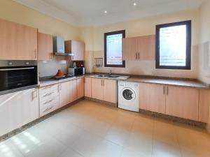 马拉喀什Exquisite Luxury Villa Golf的厨房配有洗衣机和洗衣机。
