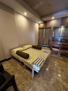 塞勒姆GK Homestays - Luxurious Furnished Apartment的卧室位于客房的角落,配有一张床