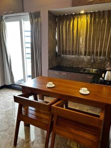 塞勒姆GK Homestays - Luxurious Furnished Apartment的餐桌、两把椅子和厨房