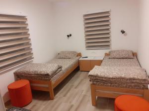 Crni VrhSTD Cvetković的配有两张橙色椅子的客房内的两张床