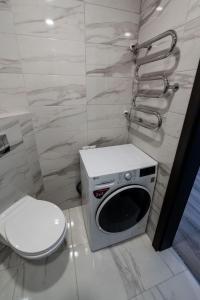 马里扬泊列Apartamentai的一间带卫生间和微波炉的浴室