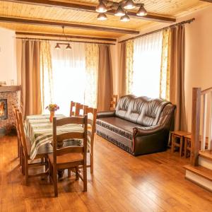 米戈韦Мигово Гражда的客厅配有真皮沙发和桌子
