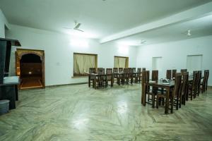斋沙默尔Sandcastle Resort的用餐室配有木桌和椅子