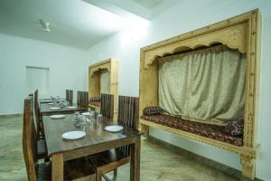 斋沙默尔Sandcastle Resort的一间设有一排桌子和镜子的房间