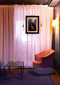 巴黎泰勒酒店的客厅配有椅子和桌子