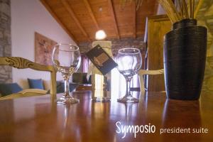 阿基奥斯基利考斯Pyrgos Traditional Village的木桌旁的三杯酒杯
