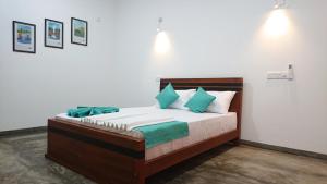 韦利格默Green View Weligama的一间卧室配有带绿色和白色枕头的床