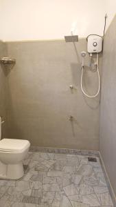 韦利格默Green View Weligama的一间带卫生间和淋浴的浴室