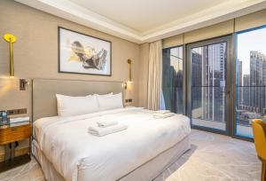 迪拜Vacay Lettings Luxury Living Address Opera Downtown的一间酒店客房,设有一张大床和一个大窗户