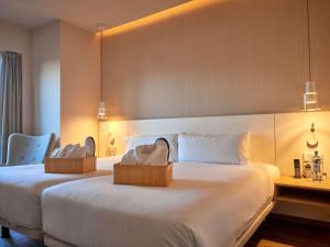 巴塞罗那巴塞罗那康多尔美居酒店的酒店客房配有两张床和一张书桌