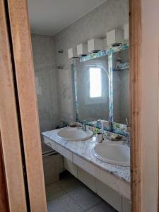 埃斯普卢加·德·隆布雷格Ático Soleado的浴室设有2个水槽和镜子