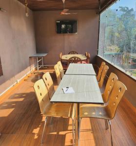 瑞诗凯诗Aum 108 Retreat - Rishikesh Mountains的一间会议室,配有桌椅