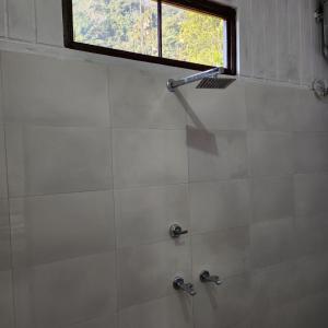 瑞诗凯诗Aum 108 Retreat - Rishikesh Mountains的浴室设有2个水龙头和窗户。