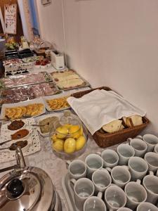 布拉索夫Pensiunea Tinelu Brașov sacele的一张桌子上面有很多不同类型的食物