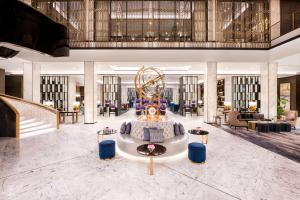 科威特Waldorf Astoria Kuwait的带有摩天轮的酒店大厅