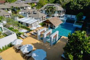 莱利海滩Bhu Nga Thani Resort & Villas Railay的享有带游泳池的别墅的空中景致