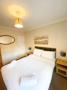 锡廷伯恩Sittingbourne Terrace的卧室配有一张带两个枕头的大白色床