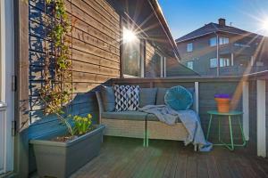 海宁格松Cozy 2-Bedroom Apartment - Free Parking的木制甲板上配有沙发的庭院