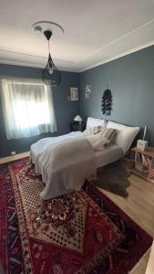 海宁格松Cozy 2-Bedroom Apartment - Free Parking的一间卧室配有一张带地毯的床和窗户