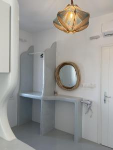 伊拉克利亚岛Alexandra’s studios的一间带镜子和水槽的浴室