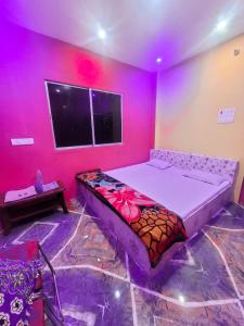 德奥加尔Parinay Vatika Inn的卧室配有一张床铺,位于一间粉红色墙壁的房间