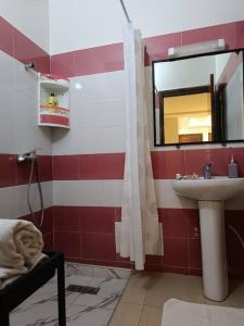 塞拉Cozy sunny apartment的一间带水槽和镜子的浴室