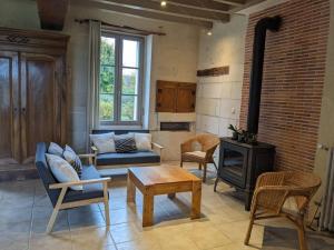 ThenayMaison dans belle longère - La Serrerie的带沙发和炉灶的客厅
